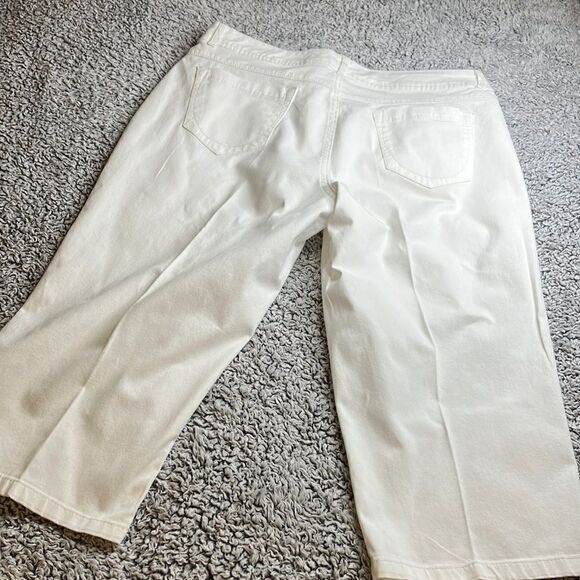 GLORIA VANDERBILT 12 “THE PERFECT FIT” Embroidered White Capri - Picture 12 of 12
